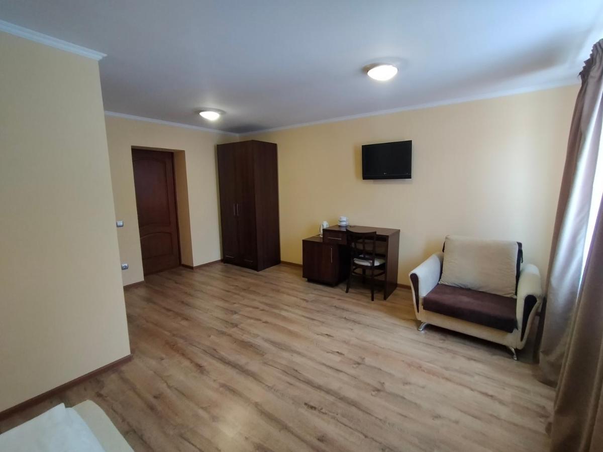Латориця Hotel Suskovo Buitenkant foto