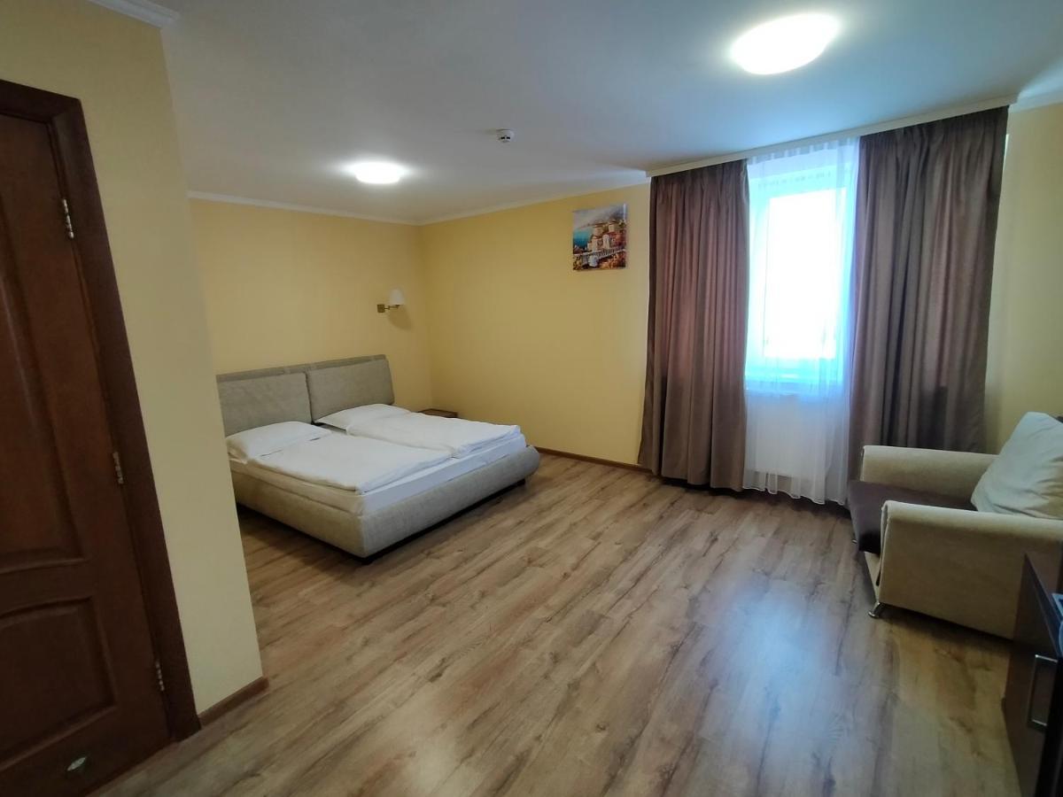 Латориця Hotel Suskovo Buitenkant foto
