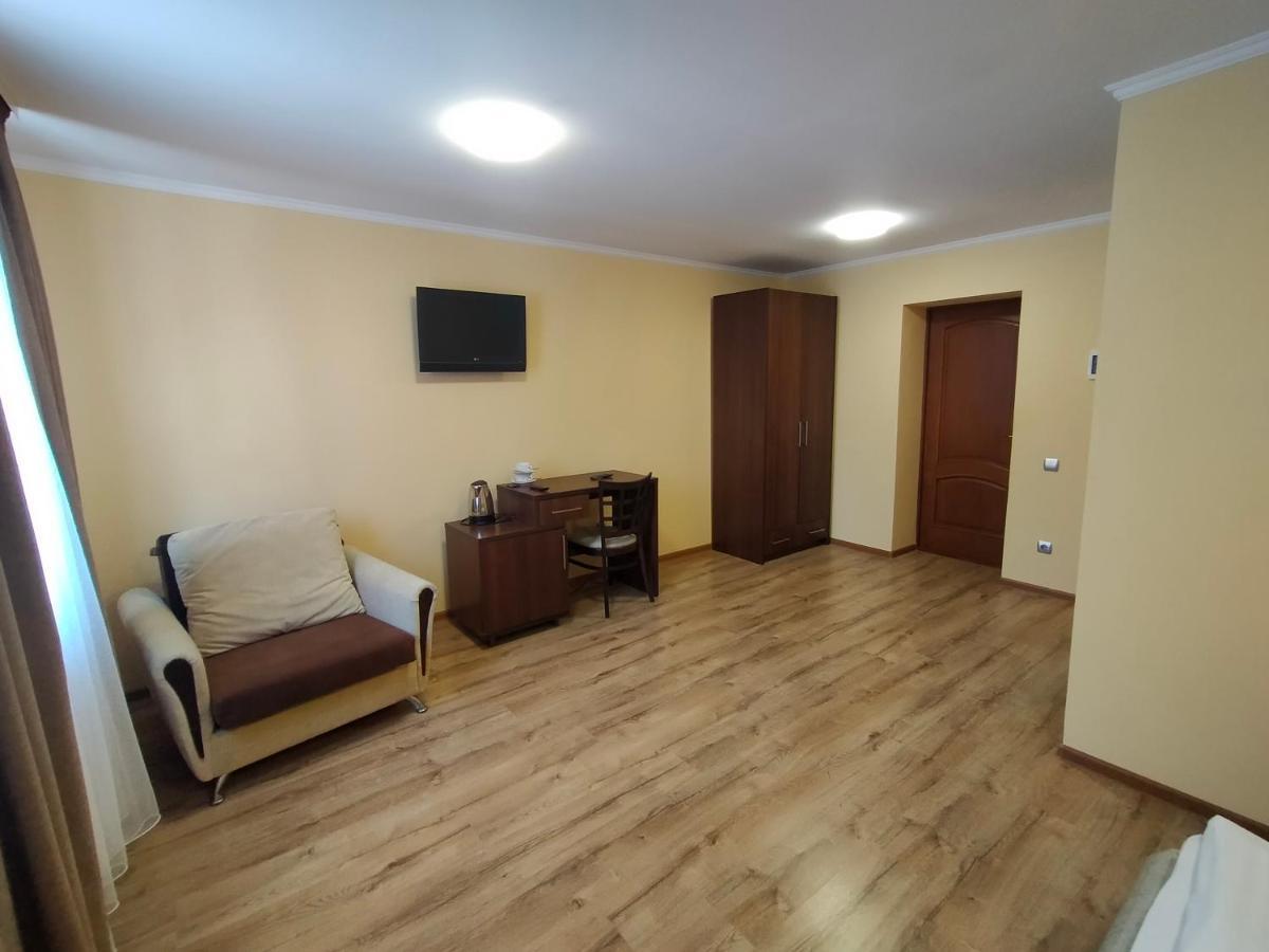 Латориця Hotel Suskovo Buitenkant foto
